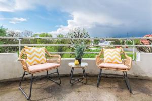 2 sillas y una mesa en el balcón en Nouveau - La Bulle Lumineuse - Terrasse, en Brumath