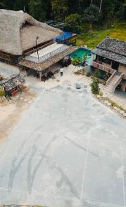 uma vista superior de um edifício com piscina em Local Ban Bang Homestay - Motorbike rental and Tour em Ha Giang