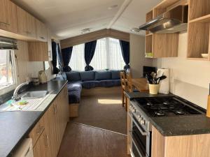 Kuchyň nebo kuchyňský kout v ubytování Family 3 Bedroom Caravan with Decking at Heacham