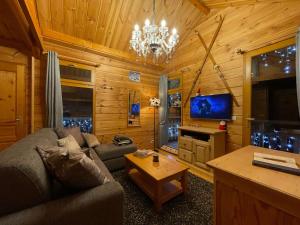 Μια τηλεόραση ή/και κέντρο ψυχαγωγίας στο Chalet Pierra, pied des pistes - Wifi gratuit - 2 parkings