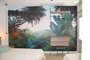 een slaapkamer met een muurschildering van een jungle bij Casa vacanze VIA ROMA 57 in Marsala
