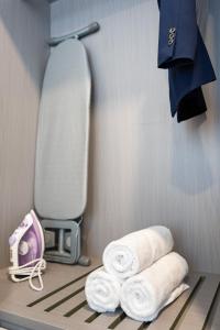 een stapel handdoeken op een plank in een badkamer bij Soho Apartment By Convinia in Ho Chi Minh-stad