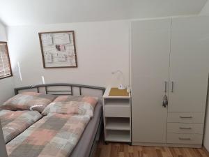 een slaapkamer met 2 bedden, een nachtkastje en een bureau bij Sunny Home in Čatež ob Savi