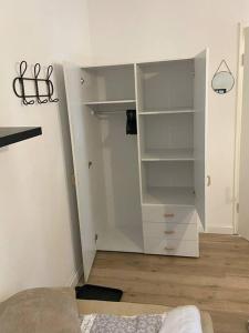 a room with a closet with white cabinets at kleines Einzelzimmer Nr. 5 in Kleve in Kleve