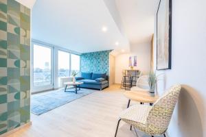 een woonkamer met een bank en een tafel bij HOTEL Am Spichernplatz in Düsseldorf +92 foto's