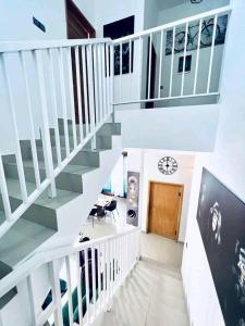 a staircase in a house with a stair case at Timba-Pekinoracom in Cotonou
