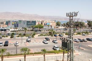 un estacionamiento con autos estacionados en un estacionamiento en אכסניית הנסיך הקטן-בני נוער, en Eilat