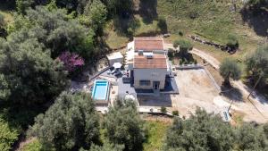 Bazén v ubytování Armoniahousesuites nebo v jeho okolí