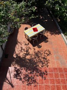 Vous bénéficierez d'une vue de tête sur une table de pique-nique sur une terrasse. dans l'établissement Loft Rural, à Barcelone