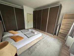 ein Schlafzimmer mit einem Bett und einem großen Schrank in der Unterkunft AP apartment in Mostar