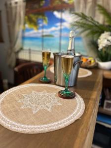 - deux verres de champagne assis sur une table dans l'établissement La Casa d'Ailleurs BERRY SEJOURS, à Châteauroux