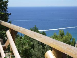 スペルロンガにあるVillino Cetarolaの海を背景にした木塀