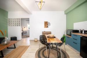 a kitchen and living room with a table and chairs at Armoniahousesuites in Perítheia