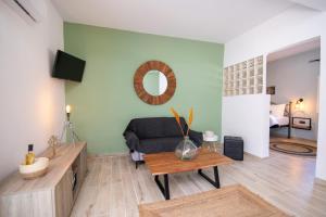 TV a/nebo společenská místnost v ubytování Armoniahousesuites