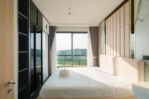sypialnia z łóżkiem i dużym oknem w obiekcie Khách sạn cao cấp citadines marina HẠ LONG w Ha Long