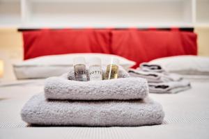 une pile de serviettes assises au-dessus d'un lit dans l'établissement Appartamento Dilva, à Vigolo Vattaro