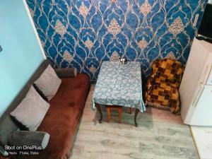ein Esszimmer mit einem Tisch und einem Sofa in der Unterkunft Guest House Nise in Tbilisi City