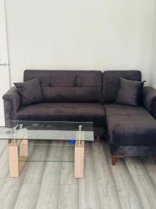 ein Wohnzimmer mit einem Sofa und einem Couchtisch in der Unterkunft City Dreams in Croydon