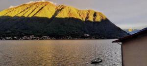 una montagna con una barca in mezzo a un lago di II Sogno di Anna & Emma a Ossuccio