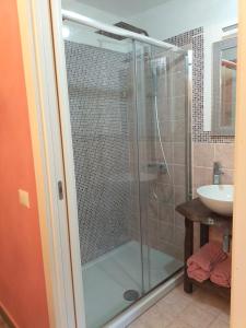 y baño con ducha de cristal y lavabo. en CASA VACANZE - LA CASINA DI LALLA - CASALE PIE' DI LOGGIO, en Limiti