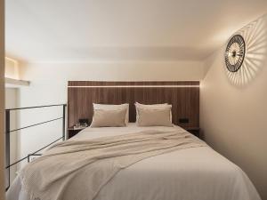 um quarto com uma cama grande e uma cabeceira em madeira em Copal Experience The Port em Chania Town
