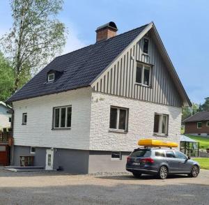uma casa com um carro estacionado em frente em Enekullen em Hällingsjö