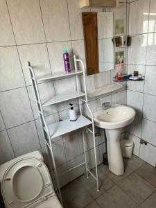 małą łazienkę z toaletą i umywalką w obiekcie Appart meublé haut standing, WIFI, TV - Yaoundé, Omnisports w mieście Jaunde