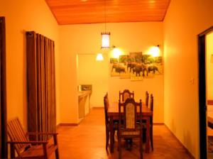 een eetkamer met een tafel en stoelen bij Sakura Holiday Home in Anuradhapura