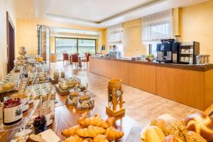 a bakery with a lot of pastries on display at Hotel Straubs Schöne Aussicht in Klingenberg am Main