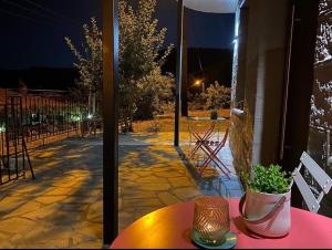 un tavolo con una tazza seduto sopra un patio di ΧΑΡΟΥΛΑ ΣΤΟΥΝΤΙΟ 2 a Pavliani
