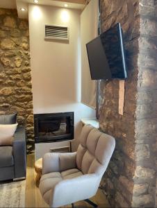 TV a/nebo společenská místnost v ubytování ΧΑΡΟΥΛΑ ΣΤΟΥΝΤΙΟ 2