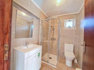 ein Badezimmer mit Toilette, Waschbecken und Dusche in der Unterkunft Cantinho da Lourdes e Tonito Nº 136193/AL in Miro