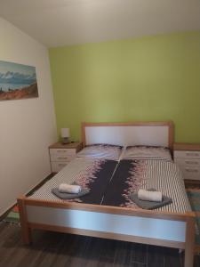 una camera da letto con un letto con due cuscini sopra di Residence Porec V a Poreč (Parenzo) Altre 7 foto