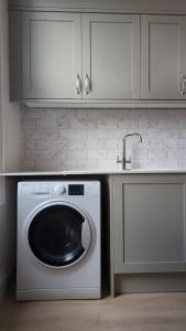 A kitchen or kitchenette at Entire home in York City