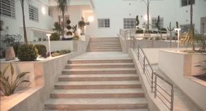 un escalier dans un bâtiment avec des plantes en pot dans l'établissement Modern 2 bedroom flat in Jardins Menzah, à Tunis
