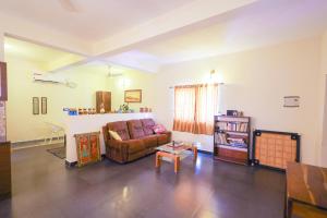 sala de estar con sofá y mesa en Izi Ocean Stay, en Mahabalipuram