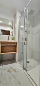 a bathroom with a shower and a sink at Apartament Whiteblue Kołobrzeg z dużym ogródkiem - 100 m od plaży! Whiteblue Kolberg Apartment mit großem Garten - 100 m vom Strand entfernt! Whiteblue Kołobrzeg Apartmán s velkou zahradou - 100 m od pláže! in Kołobrzeg +37 photos