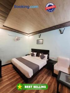 ein Schlafzimmer mit einem Bett und einem Stuhl in der Unterkunft Hotel Hidden Chalet Nainital Near Mall Road - Luxury Room - Excellent Customer Service in Nainital