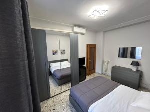 um quarto de hotel com uma cama e um espelho em La Fenice Guest House em Roma