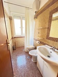 uma casa de banho com um WC e um lavatório em La Fenice Guest House em Roma