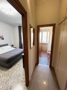 um quarto com uma cama e uma porta para um corredor em La Fenice Guest House em Roma