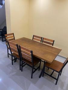un tavolo in legno con quattro sedie intorno di JUCENTE_ALOJAMENTO_LOCAL a Quifica