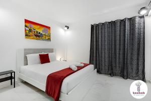 een slaapkamer met een wit bed en een raam bij Charming Villa Sam in Albufeira