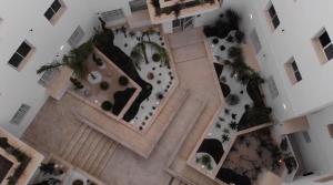 - une vue de tête sur un bâtiment avec une cour dans l'établissement Modern 2 bedroom flat in Jardins Menzah, à Tunis