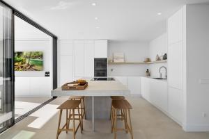 Een keuken of kitchenette bij Exclusive VILLA IMAGINE MARBELLA breathtaking panoramic sea views heated infinity pool