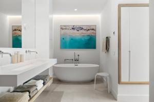 Een badkamer bij Exclusive VILLA IMAGINE MARBELLA breathtaking panoramic sea views heated infinity pool
