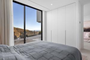 Een bed of bedden in een kamer bij Exclusive VILLA IMAGINE MARBELLA breathtaking panoramic sea views heated infinity pool
