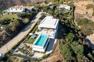 Het zwembad bij of vlak bij Exclusive VILLA IMAGINE MARBELLA breathtaking panoramic sea views heated infinity pool