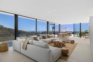 Een zitgedeelte bij Exclusive VILLA IMAGINE MARBELLA breathtaking panoramic sea views heated infinity pool