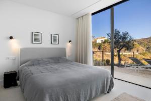 Een bed of bedden in een kamer bij Exclusive VILLA IMAGINE MARBELLA breathtaking panoramic sea views heated infinity pool